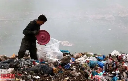 艰辛不易的生活:实拍伊拉克拾荒者(高清组图)