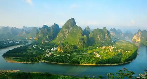 巴马县,位于中国广西壮族自治区的西南部,是一个被自然风光所赋予的