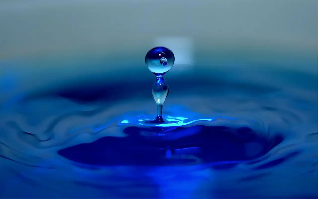 晶莹剔透唯美意境非主流水滴心形桌面壁纸