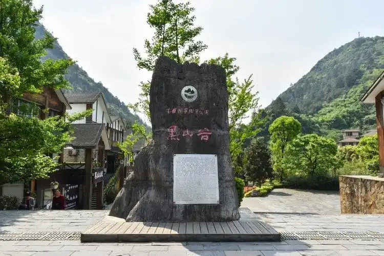 出发前从网上攻略得知,黑山谷风景区全长13公里,南门进,北门出,是从上