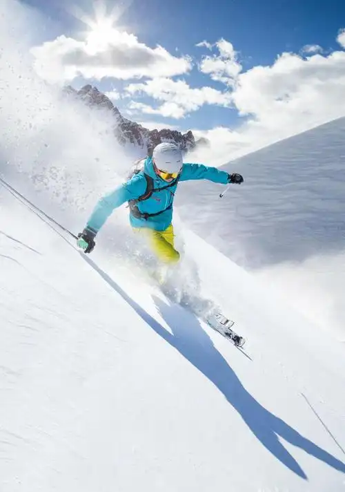 图片-高山滑雪者滑着雪下坡素材-高清图片-摄影照片-寻图免费打包下载