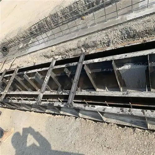 工人使用模具进行水沟的制作的话,施工起来是相对比较简单的,在之前