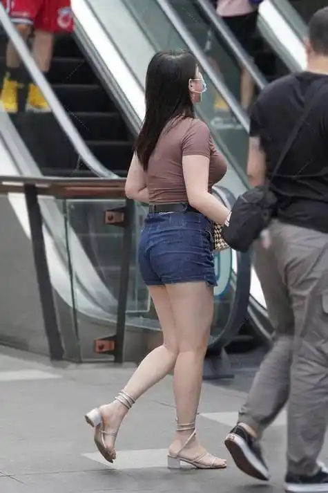 街拍:告别"臃肿感"让微胖的身材,穿出匀称的美,清凉显瘦自信十足_短裤