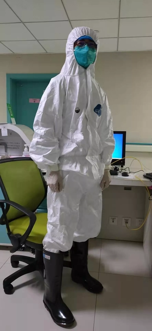 为了节约使用,医院倡议大家少喝水,"尽量少上厕所,因为防护服脱掉之后