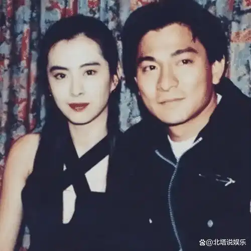 王祖贤坐在刘德华腿上时,谁注意到华仔手的位置?细节见人品!