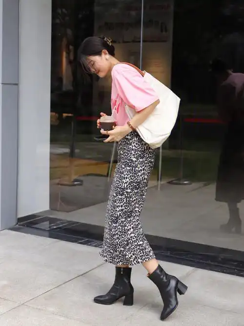 黑色短靴的各种搭,秋冬穿搭参考7315搭配豹纹包裙是个时尚小姐姐