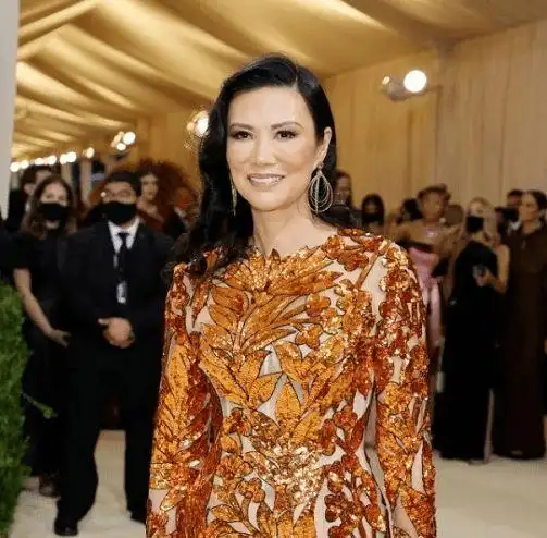 52岁邓文迪才是红毯王者穿奢华礼服尽显名媛范涂裸色口红都美