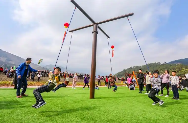 秋千广场  亲子乐园◆各式秋千 应有尽有我们来这里采访时,听到粱一