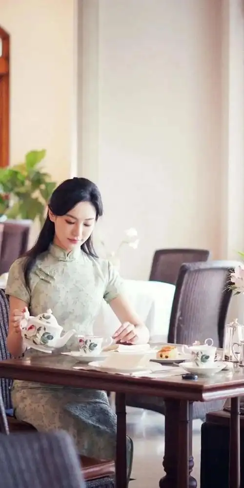 凤凰卫视新闻主播郭洋子身穿旗袍绝美