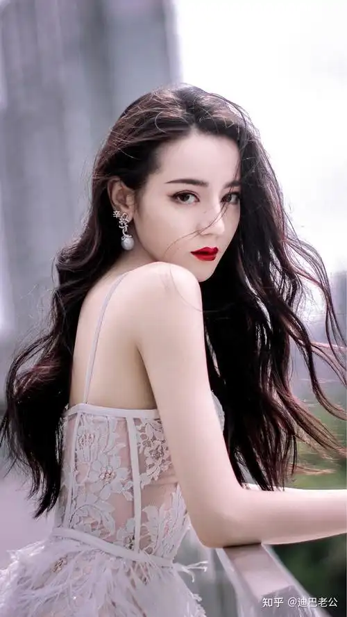 为什么迪丽热巴红毯照那么好看