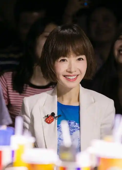 53岁鲁豫穿旗袍走楼梯,胳膊瘦弱脸颊突出,体重不足90斤引担忧_网友