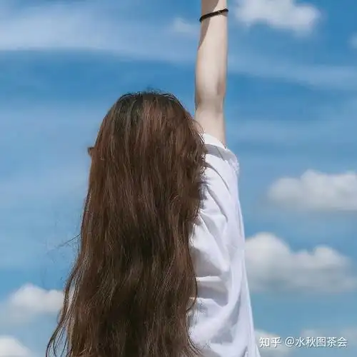 有没有侧脸看天空的女头像