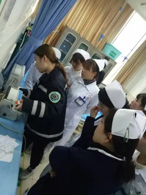 美女们集中一起来唠叨!