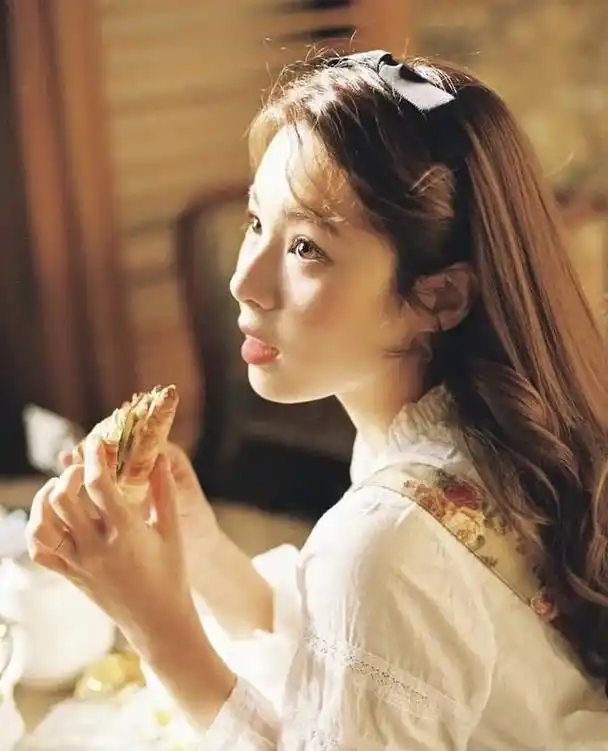 给女朋友拍一组居家生活照,有哪些拍照技巧可以学习一下?