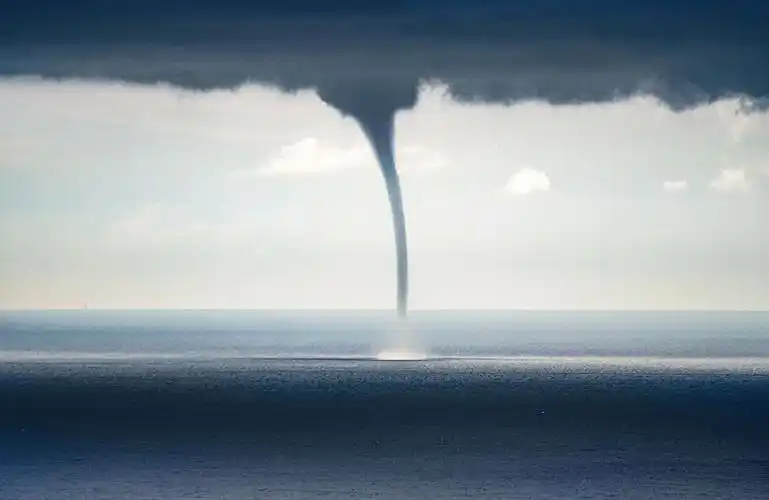 大自然的神奇罕见的"龙吸水"奇观