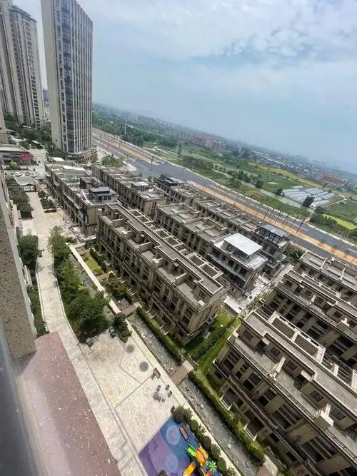 龙港华鸿中央原墅4室2厅2卫127.48㎡南北145.8万