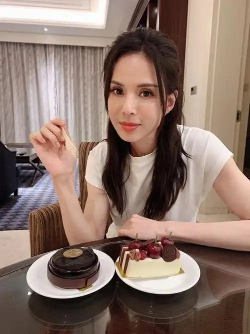 姑姑李若彤才是不老女神54岁看着像三十出头生活照超优雅