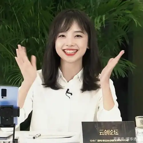 央视记者王冰冰直播,坐姿显露超a身材,抽奖后网友网名令她大笑