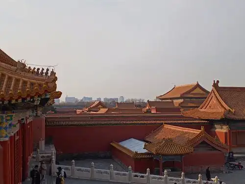 太和殿屋顶当中正脊的两端各有琉璃吻兽,稳重有力地吞住大脊.