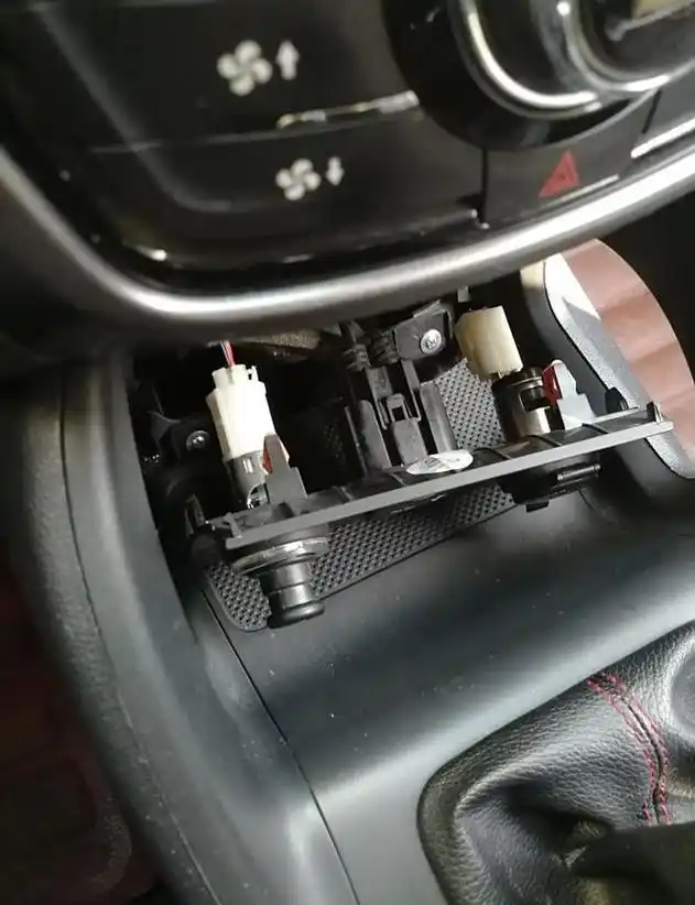 汽车点烟器怎么拆