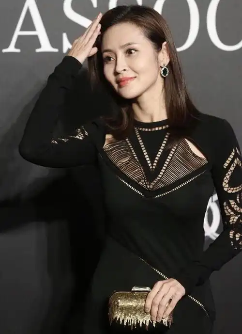 于明加有身材就"放肆",穿镂空紧身连衣裙亮相,这比例惹人羡|西装|高跟