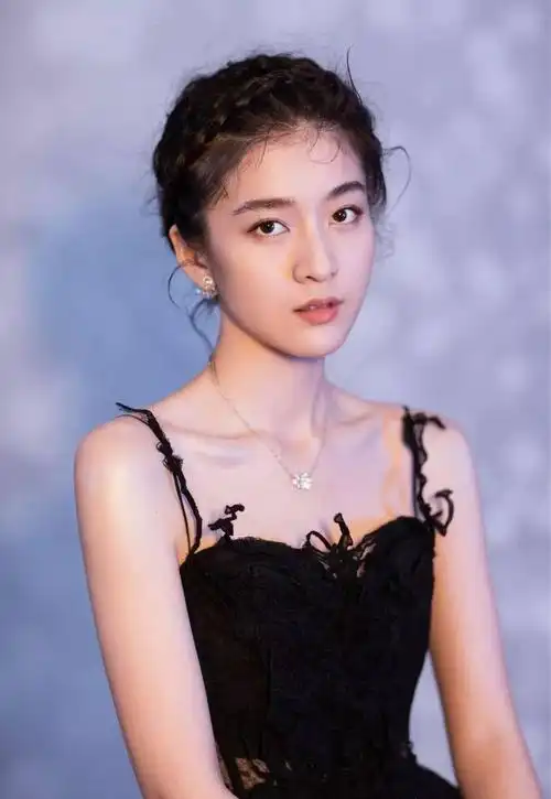 张雪迎好时髦,镂空礼服,真让人羡慕__财经头条