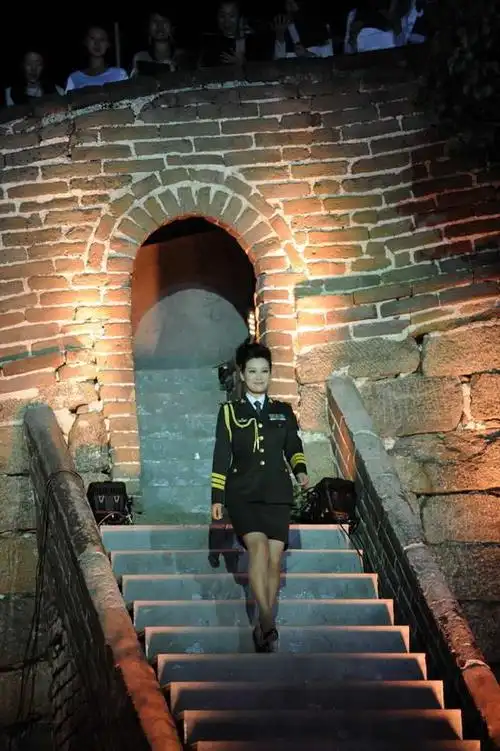 图文:谭晶长城独唱-谭晶军装出场