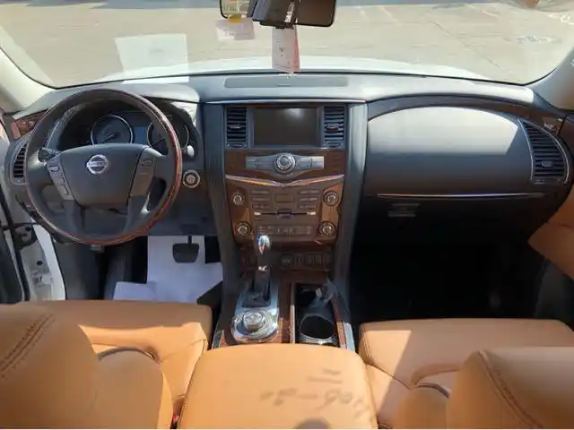 日产尼桑途乐内饰兼具了舒适性和功能性,仍然为三排座车型,内饰材质也