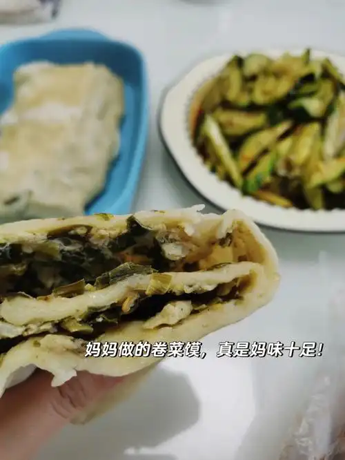 早餐:小米粥(我那个懒鬼老爸起来做早餐了)午餐:凉拌黄瓜 卷菜馍(馅是