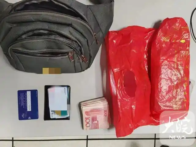 自己墨绿色腰包丢失,包内有就医带的现金三千多块钱,驾驶证,社保卡