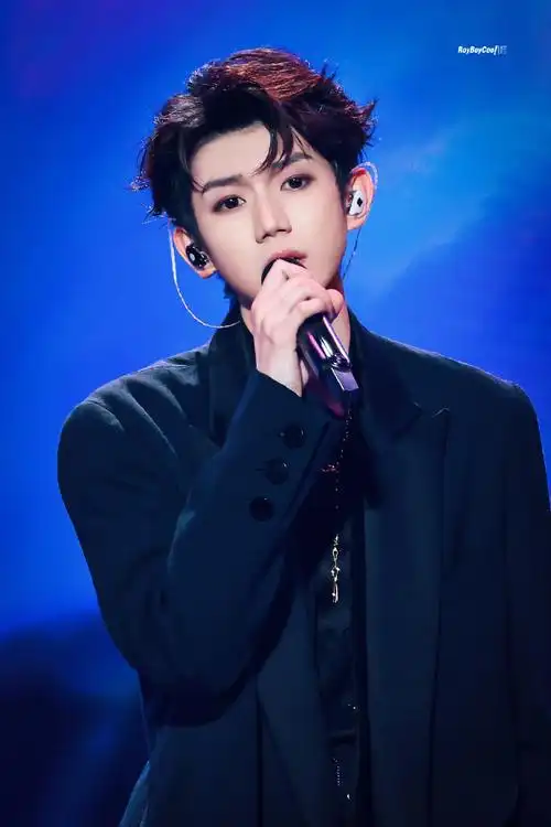 王源超话#王源官宣加盟江苏卫视跨年##王源烟熏妆#  旧岁长青,新岁