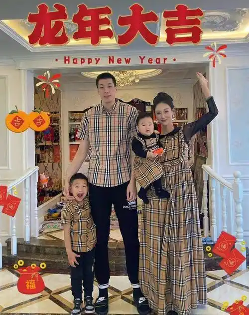 昨天广东宏远队长任骏飞妻子在个人社交媒体上晒出自己的全家福照片.