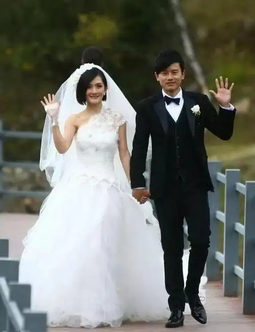 8天长假拥挤结婚季,盘点女明星们的结婚礼服_微微婚纱摄影