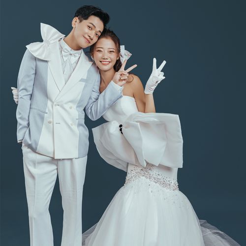 2022新款影楼主题拍照情侣写真缎面抹胸鱼尾婚纱摄影走秀礼服高端