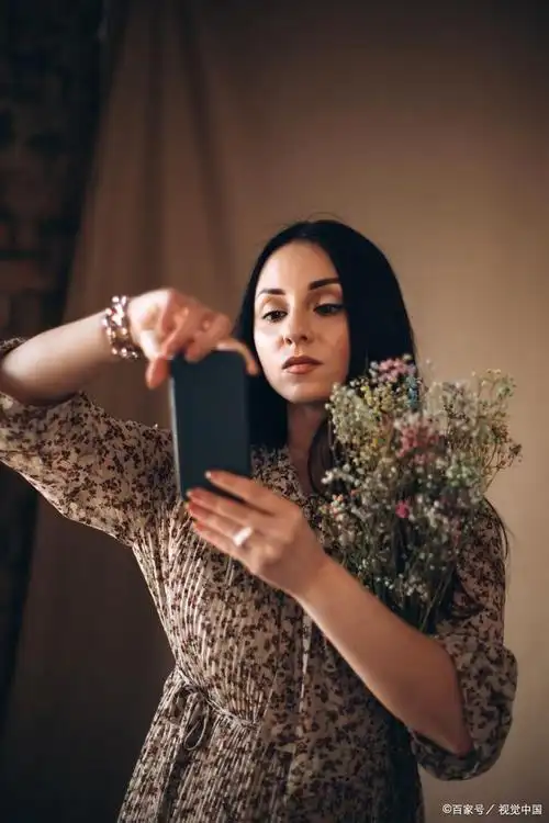 人像摄影以人物为主体,旨在表现人物的性格,外貌,情感等方面.