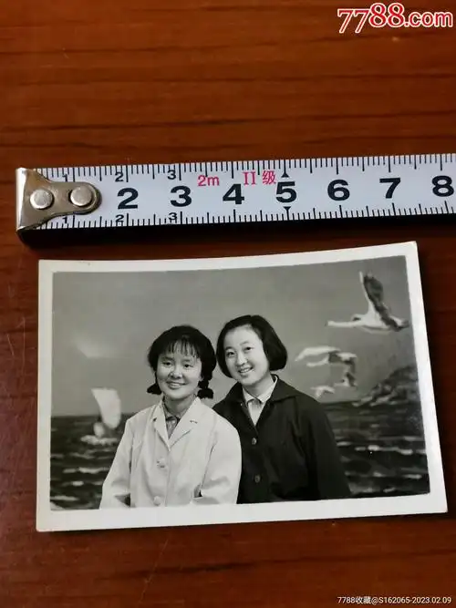 七十年代美女合影照_价格10元【老照片老物件杂项铺】_第1张