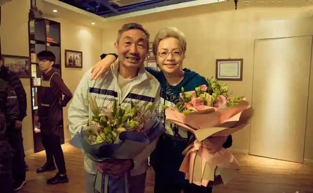 杜源:娶邻居家的女儿,恩爱41年无绯闻,他的一个嗜好让妻子烦恼