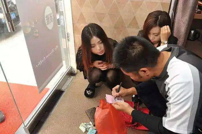 酒托女网友对此事的看法是这样的:这种事以前成都多,后来几个年轻人