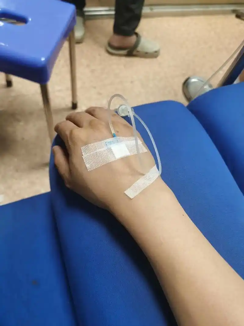 孩子生病有条件的父母还是尽可能一起陪伴吧… 来诊所输液