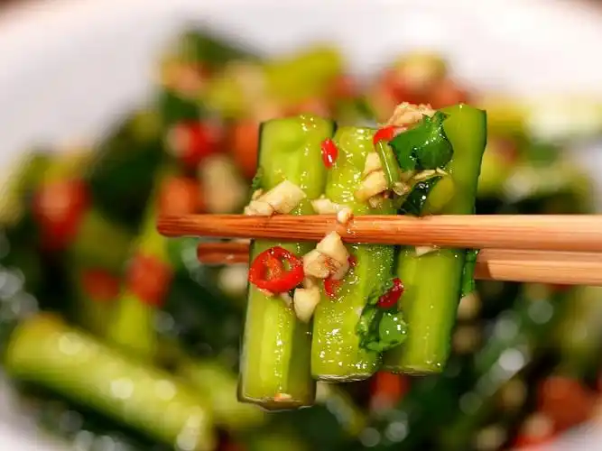 最好吃凉拌黄瓜做法大家一定要学会,清脆爽口,下酒又下饭