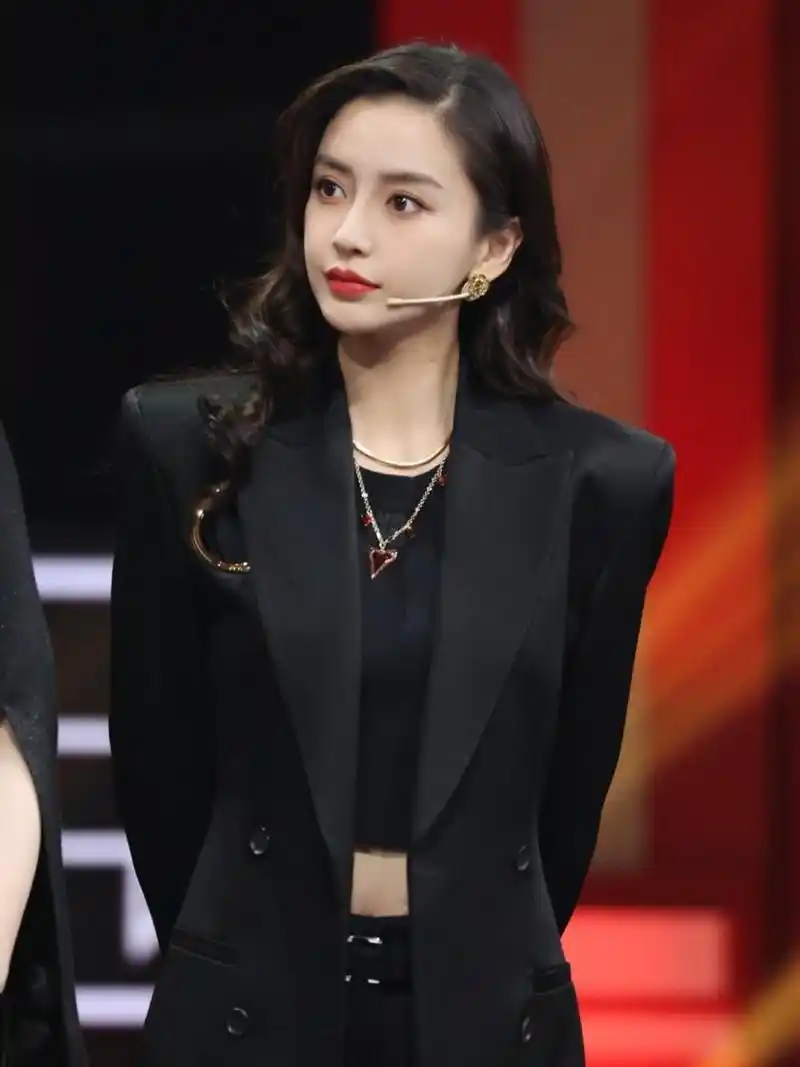 王子文all black穿搭亮相王牌  我在电视上看到了《王牌对王牌》这个