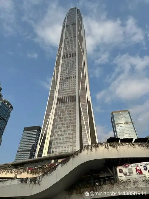 在这座摩天大楼前,我瞬间被它的设计所吸引.