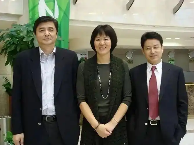 汪嘉伟一婚娶秦怡外甥女,二婚娶将军女儿,退役从商成大亨