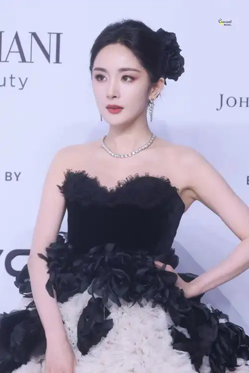 gq红毯##杨幂生图##杨幂裙摆好大##杨幂大白菜包##gq的小船 尴尬##gq