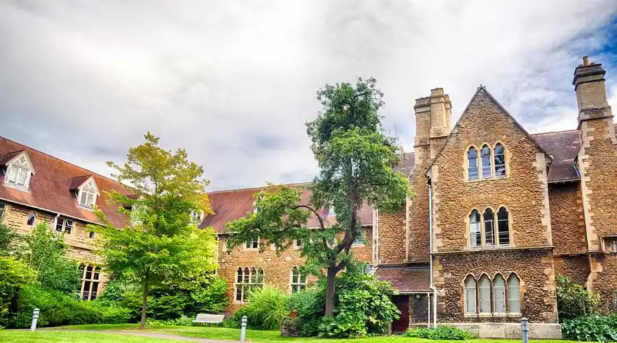 英国格鲁斯特大学学费和奖学金介绍