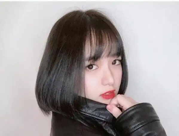 厚重式的齐刘海,这一种拉直短发发型是深受外国妹子的喜欢
