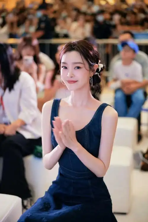 宋轶素颜吃早餐