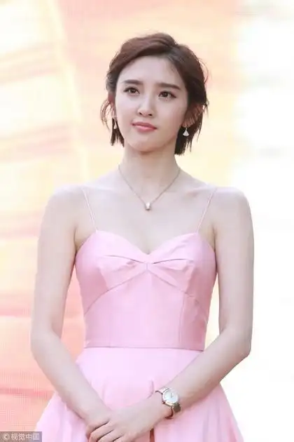 关晓彤关晓彤,唐艺昕,张天爱可都是体重不过百的少女,但是由于骨架小