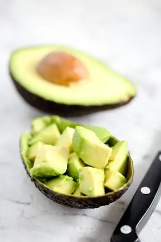 牛油果对半切开后留小块.