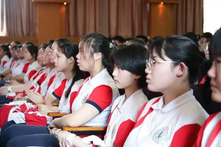 珊丹丹花开红艳艳晚照晴空梦终圆郑州市金水区为民中学2021届毕业典礼